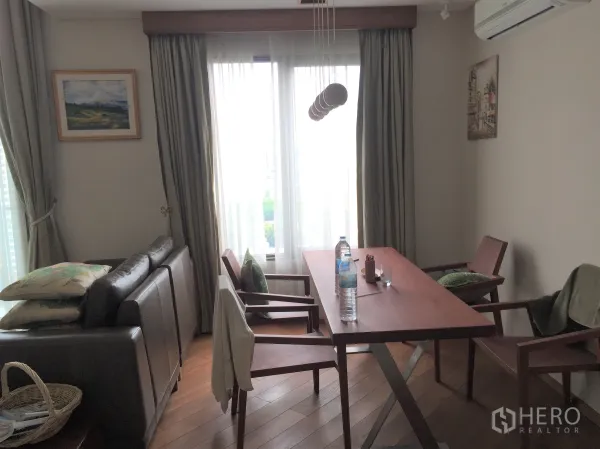 公寓 出租在Ratchathewi, Bangkok - 餐区配木桌椅，临近高窗与窗帘，设空调与吊灯。