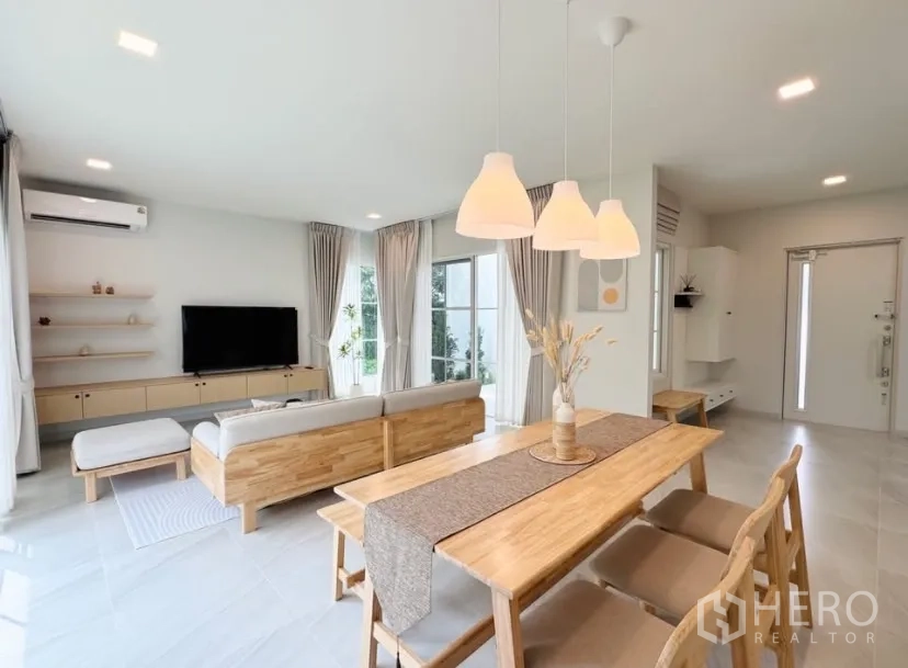 บ้าน ให้เช่าในBang Phli, Samut Prakan - โต๊ะอาหารริมหน้าต่าง มองเห็นห้องรับแขกและประตูทางเข้า