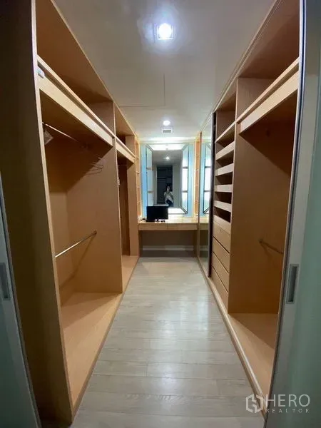 คอนโด ขายในWatthana, Bangkok - ตู้เสื้อผ้าแบบทางเดินยาวพร้อมโต๊ะเครื่องแป้ง กระจก และช่องแขวนเสื้อหลายส่วน