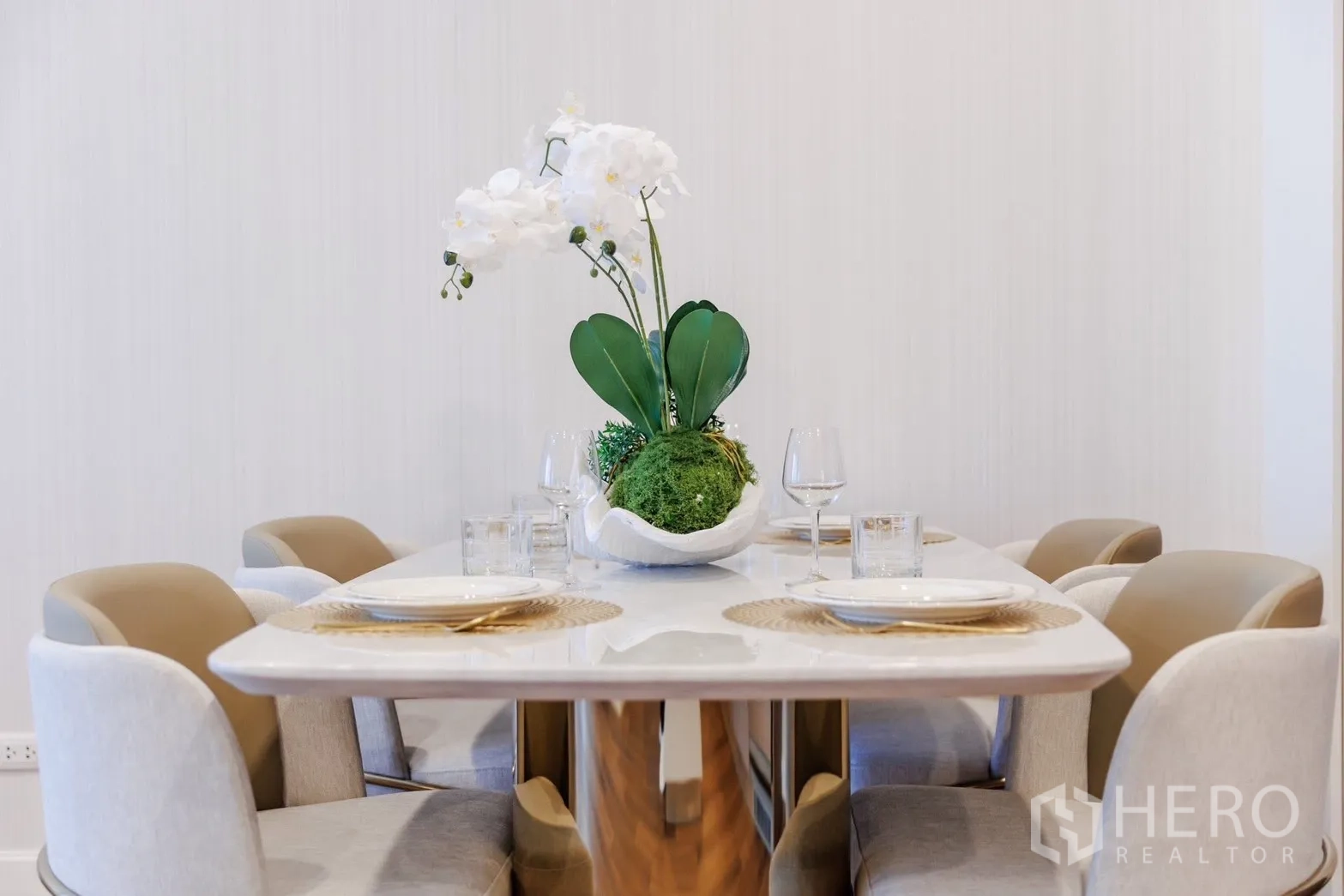 公寓 for rent or sale in Pathum Wan, Bangkok - 优雅四人餐桌，摆放兰花装饰。