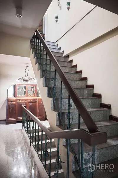 ทาวน์เฮาส์ ให้เช่าในKhlong Toei, Bangkok - บันไดภายในกว้างพร้อมราวเหล็กและตู้บิลท์อินที่ชานพัก