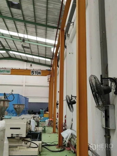 工厂 出售在Sai Noi, Nonthaburi - 生产线侧视，壁挂风扇与行车梁。