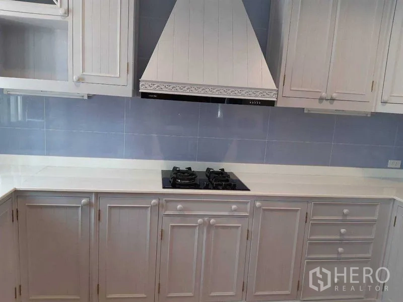 独立式住宅 出租在Bang Na, Bangkok - 双头燃气灶配装饰烟机与白色石英台面。