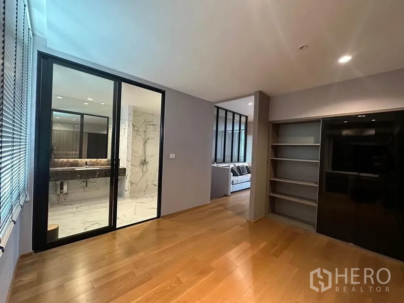 ทาวน์เฮาส์ ขายในSaphan Sung, Bangkok - ห้องนอนเชื่อมต่อห้องน้ำหินอ่อนผ่านประตูกระจกบานเลื่อนกรอบสีดำ