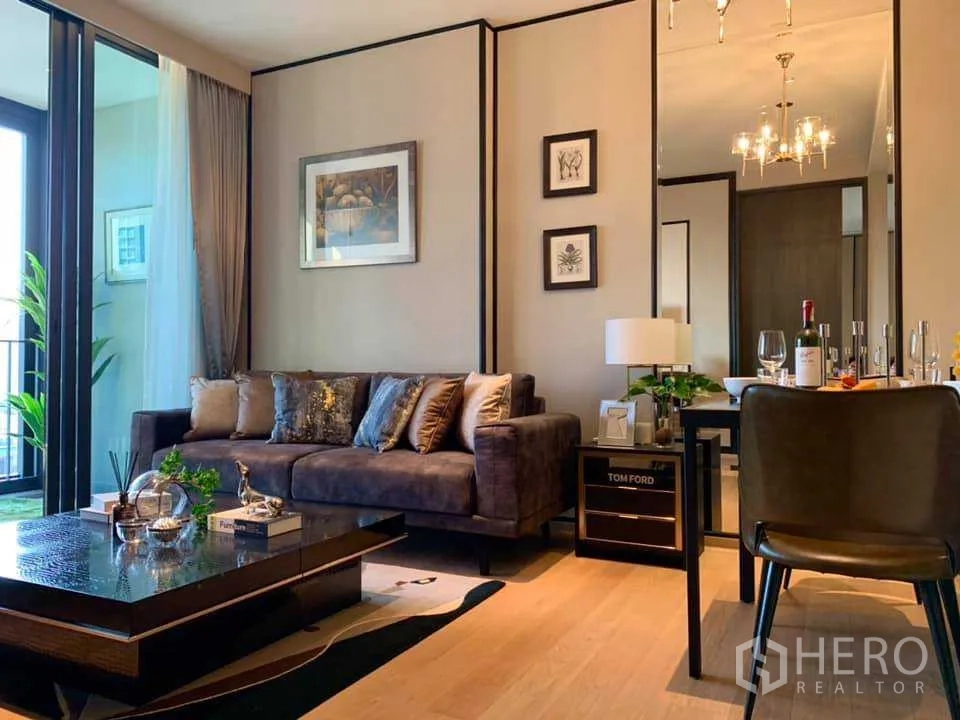 คอนโด ให้เช่าในKhlong Toei, Bangkok - มุมนั่งเล่นอบอุ่น โซฟานุ่ม งานศิลปะ และพื้นไม้โทนอุ่น