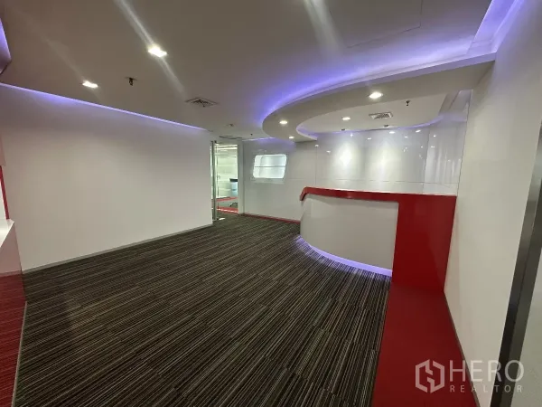 สำนักงาน ให้เช่าในWatthana, Bangkok - ภาพมุมมองล็อบบี้ ผนังสีขาว พรมลายทาง และผนังโค้งไฟเส้นสีม่วง