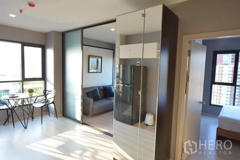 คอนโด ขายในKhlong Toei, Bangkok - คอนโด 1 ห้องนอนรับแสงธรรมชาติ พร้อมชุดโต๊ะกินข้าวริมหน้าต่างและประตูกระจกบานเลื่อน