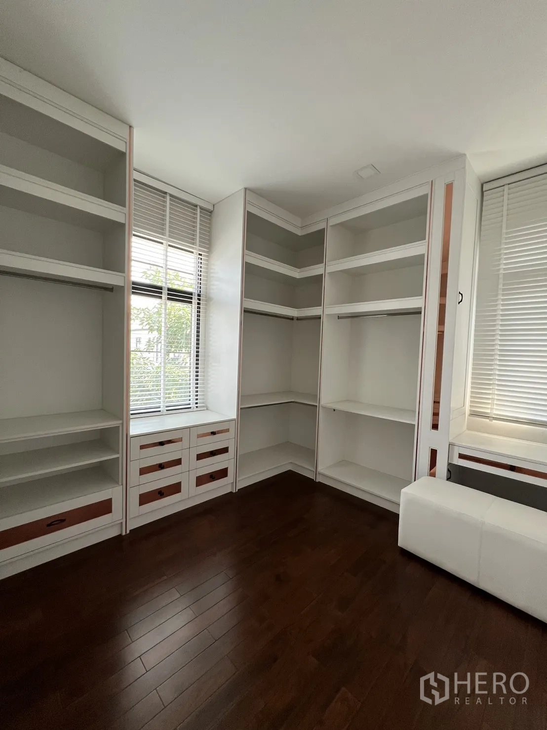 Detached House for rent or sale in Prawet, Bangkok - Another angle of the walk-in closet with corner shelving.