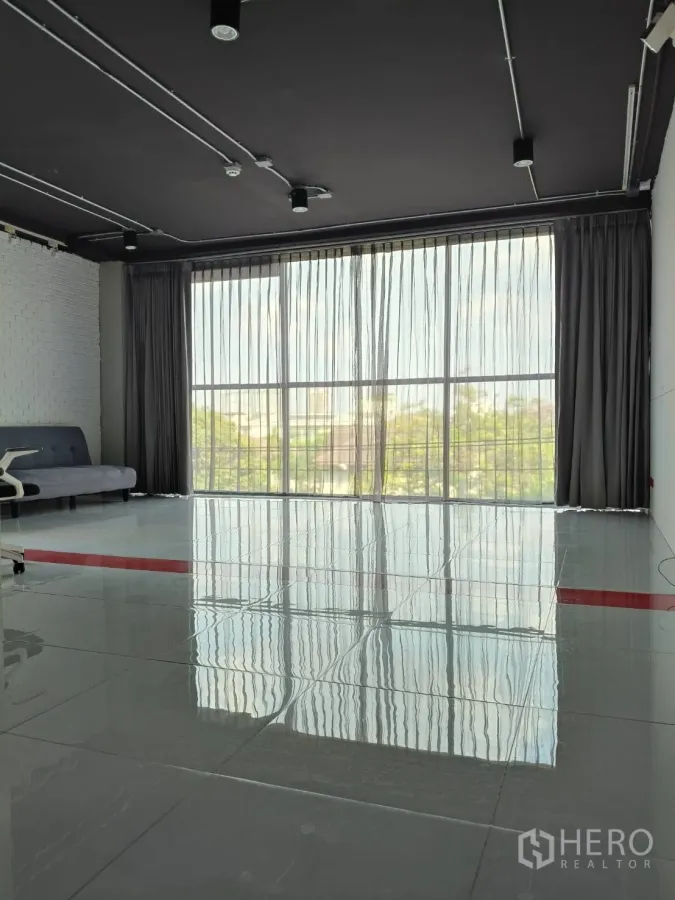 สำนักงาน ให้เช่าในKhlong Toei, Bangkok - โซนออฟฟิศสว่างไสว พร้อมหน้าต่างเต็มผนัง ผ้าม่านโปร่ง และพื้นกระเบื้องเงา