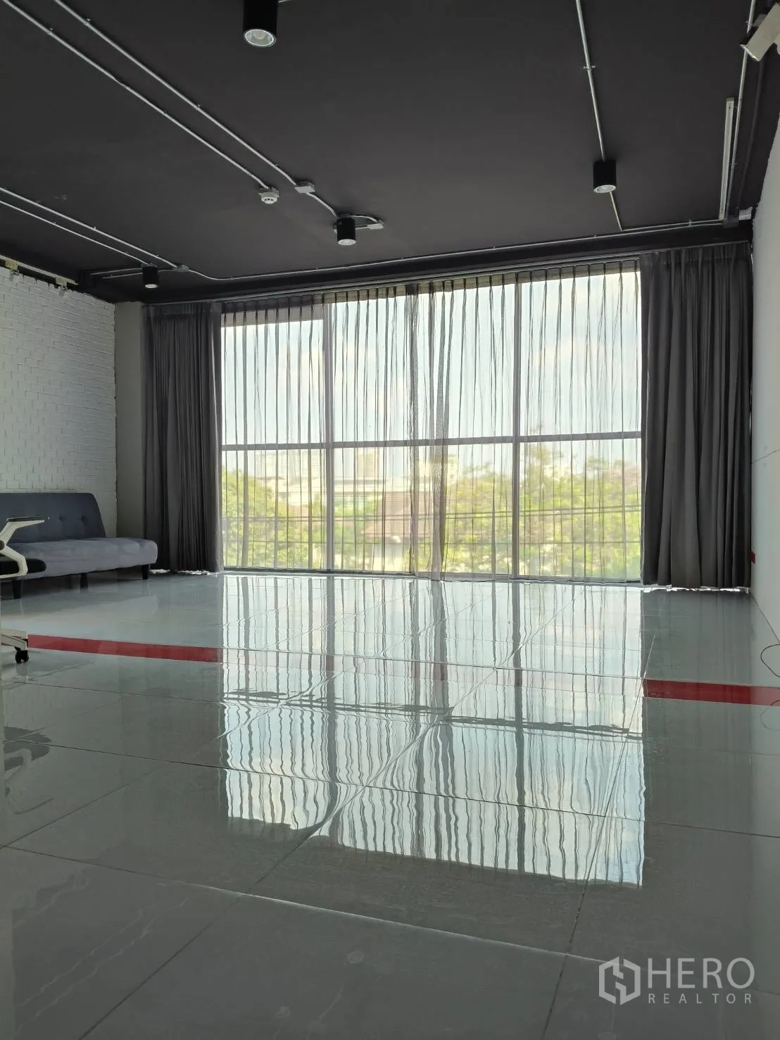สำนักงาน ให้เช่าในKhlong Toei, Bangkok - โซนออฟฟิศสว่างไสว พร้อมหน้าต่างเต็มผนัง ผ้าม่านโปร่ง และพื้นกระเบื้องเงา