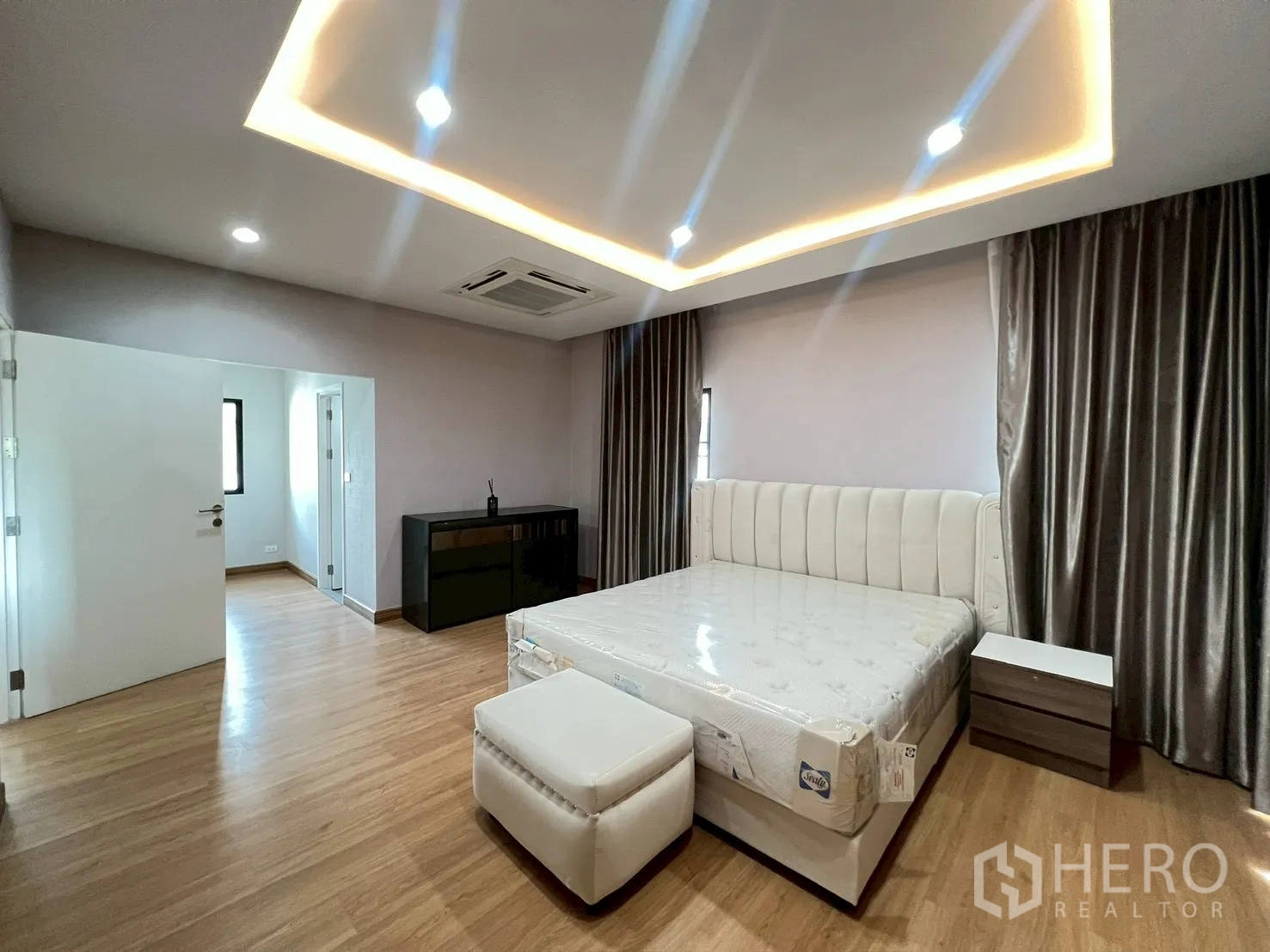 Detached House for rent or sale in Bang Phli, Samut Prakan - Large master bedroom with wood floors, ceiling LEDs and ensuite access.