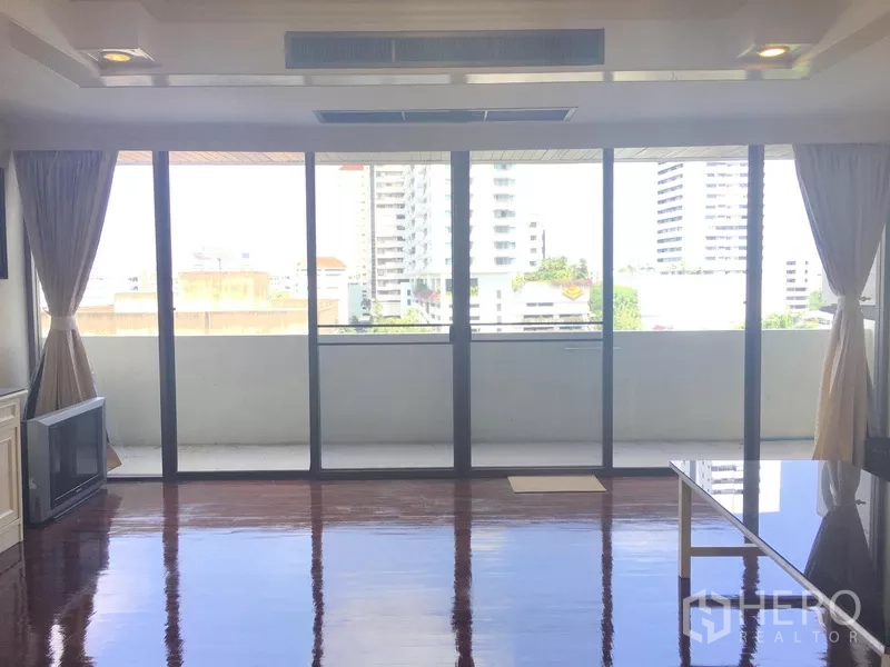 คอนโด ให้เช่าในWatthana, Bangkok - ประตูกระจกบานเลื่อนเปิดสู่ระเบียงกว้าง มุมมองเมือง