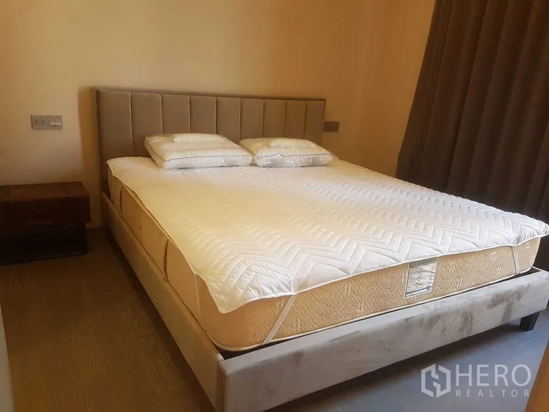 คอนโด ให้เช่าในWatthana, Bangkok - ห้องนอนสว่างพร้อมหัวเตียงบุผ้า ที่นอนขนาดใหญ่ และผ้าม่านกันแสง