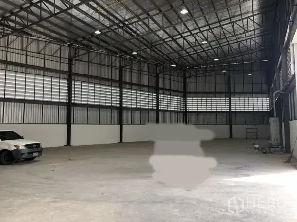 โรงงาน ให้เช่าในSamut Prakan - ภายในโกดังเพดานสูง โครงเหล็กและพื้นคอนกรีตขัดมัน