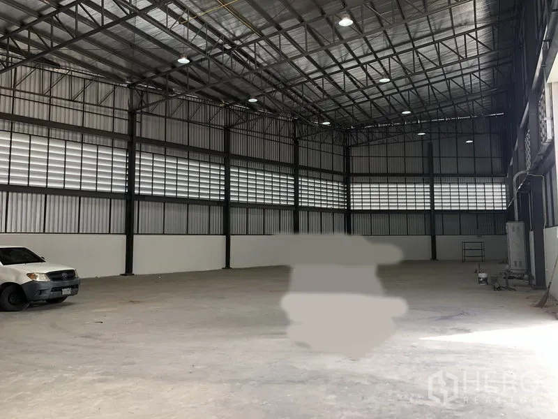 โรงงาน ให้เช่าในSamut Prakan - ภายในโกดังเพดานสูง โครงเหล็กและพื้นคอนกรีตขัดมัน