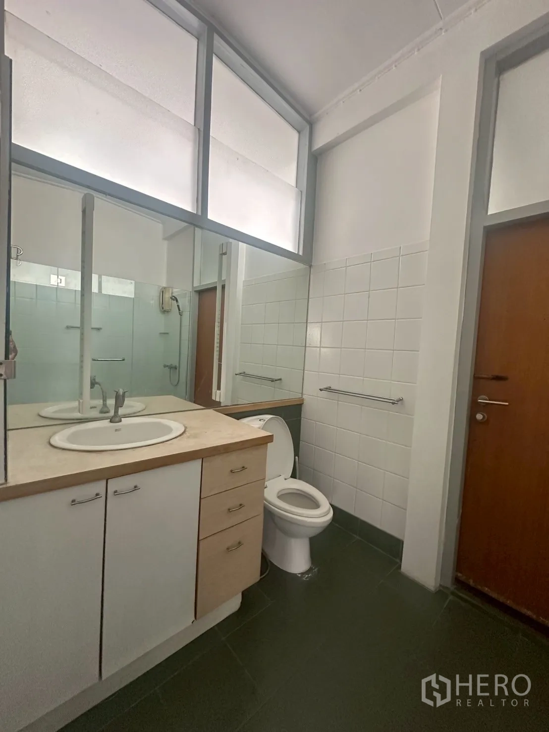 บ้าน ให้เช่าในWatthana, Bangkok - มุมอ่างล้างหน้า กระจก โต๊ะเครื่องแป้ง และโถสุขภัณฑ์ติดกับตู้ชาวเวอร์กระจก.