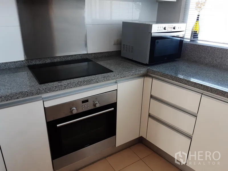 คอนโด ให้เช่าในKhlong Toei, Bangkok - มุมครัวมีเตาอบ เตาไฟฟ้า และท็อปหินแกรนิต