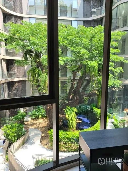 คอนโด ให้เช่าในKhlong Toei, Bangkok - วิวจากหน้าต่างเห็นสวนลานภายใน ต้นไม้ใหญ่ และทางเดิน