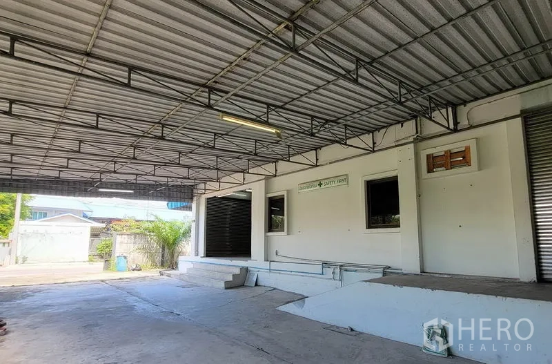 货栈 出租在Sam Phran, Nakhon Pathom - 仓库前方装卸平台，台阶、坡道与卷帘门