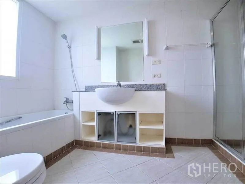 คอนโด ให้เช่าในSathon, Bangkok - ห้องน้ำขนาดใหญ่ เคาน์เตอร์อ่างล้างหน้า อ่างอาบน้ำ ห้องอาบน้ำกระจก และหน้าต่างรับแสง