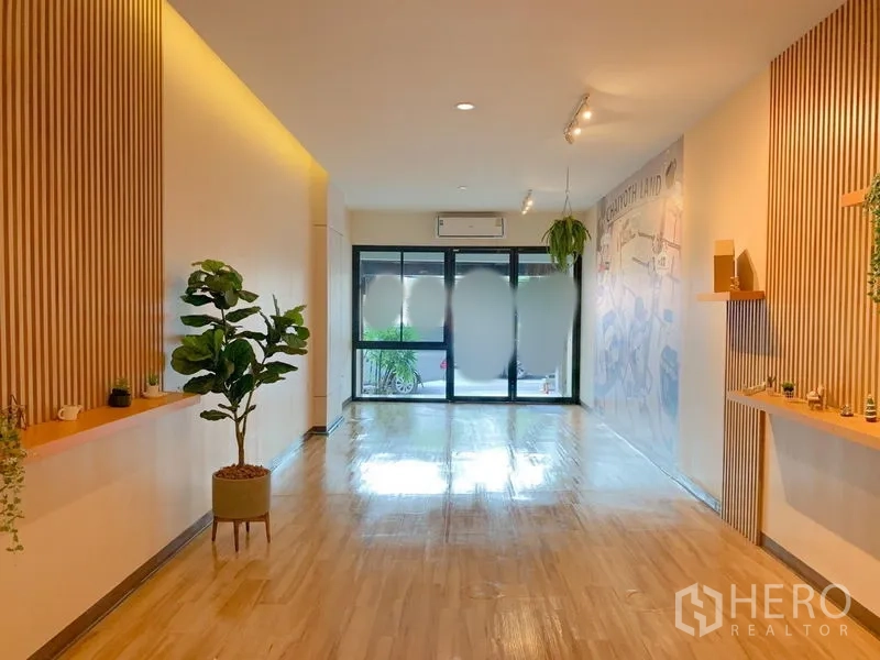 พื้นที่ขายปลีก ให้เช่าในKhlong Toei, Bangkok - พื้นที่ค้าปลีกแบบโอเพ่น เผชิญหน้าร้านกระจก มีแอร์แบบแยกส่วน และผนังซี่ไม้