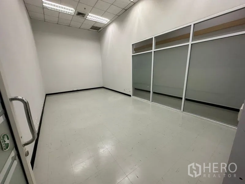 สำนักงาน ให้เช่า - ห้องประชุมปิดทึบ ผนังกระจกฝ้า แสงสว่างเพียงพอ และพื้นดูแลง่าย