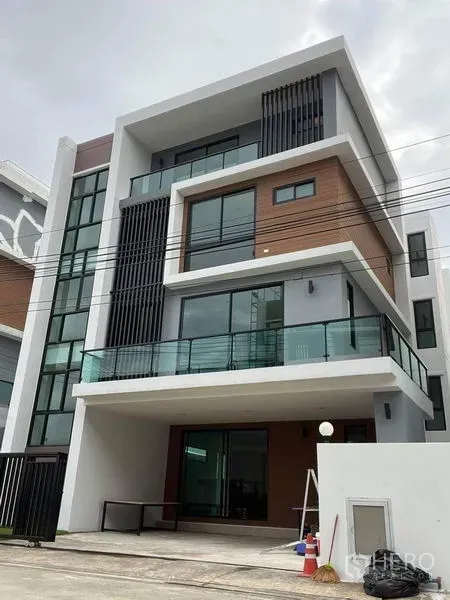 Home Office for rent in Bang Phli, Samut Prakan - Modern four-storey home office facade in Bang Phli with glass walls, balconies and clean lines.