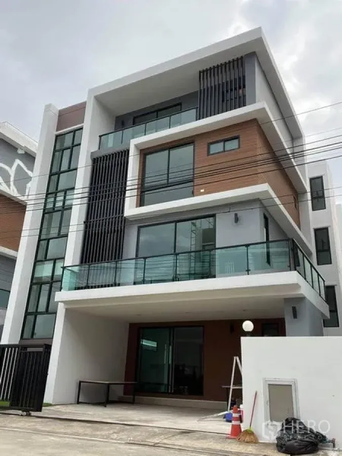 Home Office for rent in Bang Phli, Samut Prakan - Modern four-storey home office facade in Bang Phli with glass walls, balconies and clean lines.