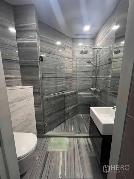 คอนโด ให้เช่าในWatthana, Bangkok - ห้องน้ำอีกห้องพร้อมตู้กระจกกั้นอาบน้ำ เรนชาวเวอร์คู่ อ่างล้างหน้าและโถสุขภัณฑ์