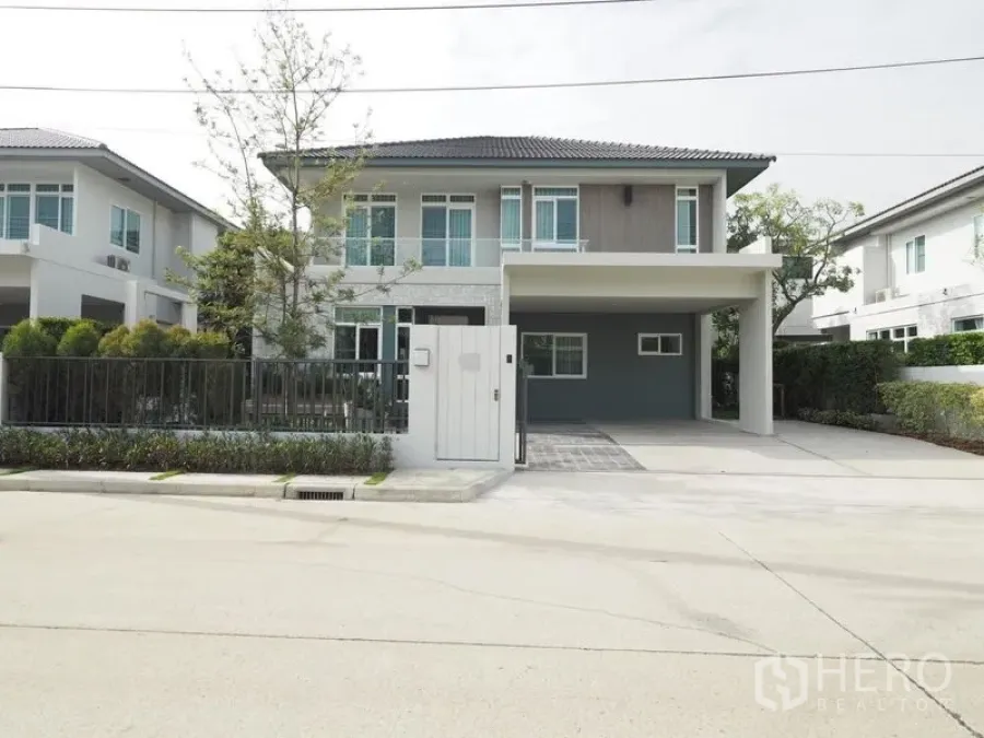 Detached House for rent in Prawet, Bangkok - Modern two-storey detached house in Prawet with gated entrance and covered carport.