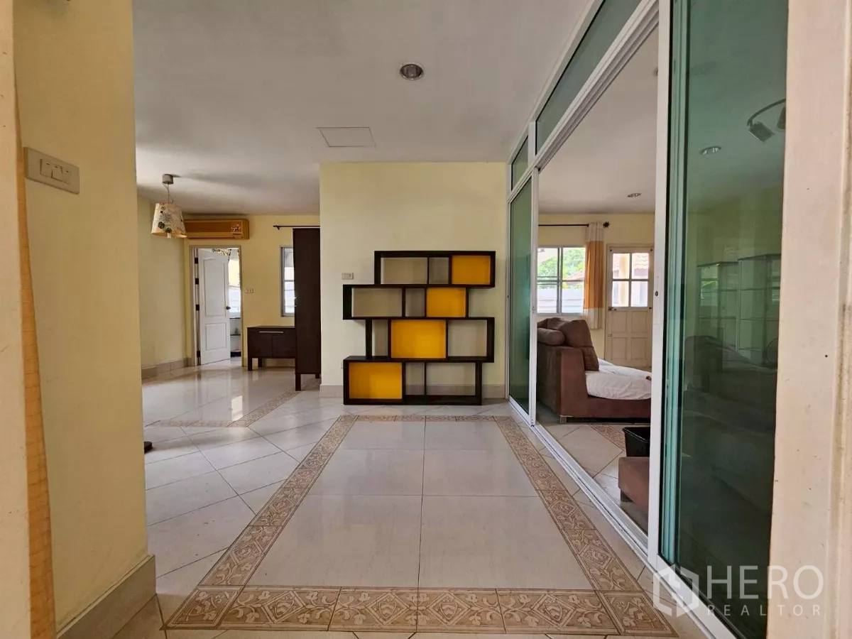 Detached House for rent or sale in Bang Lamung, Chon Buri - Entry hallway with glass partition and shelving leading to living areas.