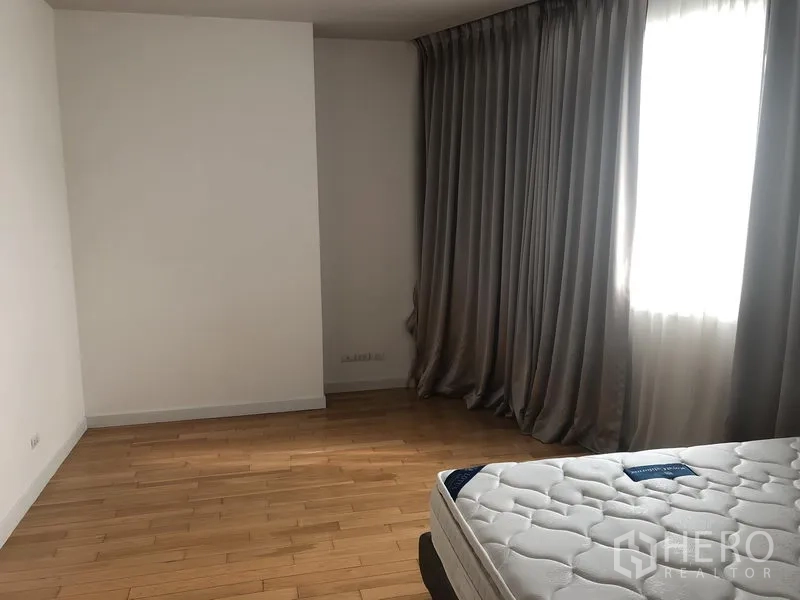 คอนโด ให้เช่าในKhlong Toei, Bangkok - มุมห้องนอนใหญ่ หน้าต่างกว้าง ผ้าม่านทึบ และพื้นที่ใช้สอยมาก