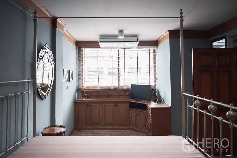 ทาวน์เฮาส์ ให้เช่าในKhlong Toei, Bangkok - ห้องนอนหลักมีหน้าต่างบานใหญ่ โต๊ะทำงานบิลท์อิน และแอร์