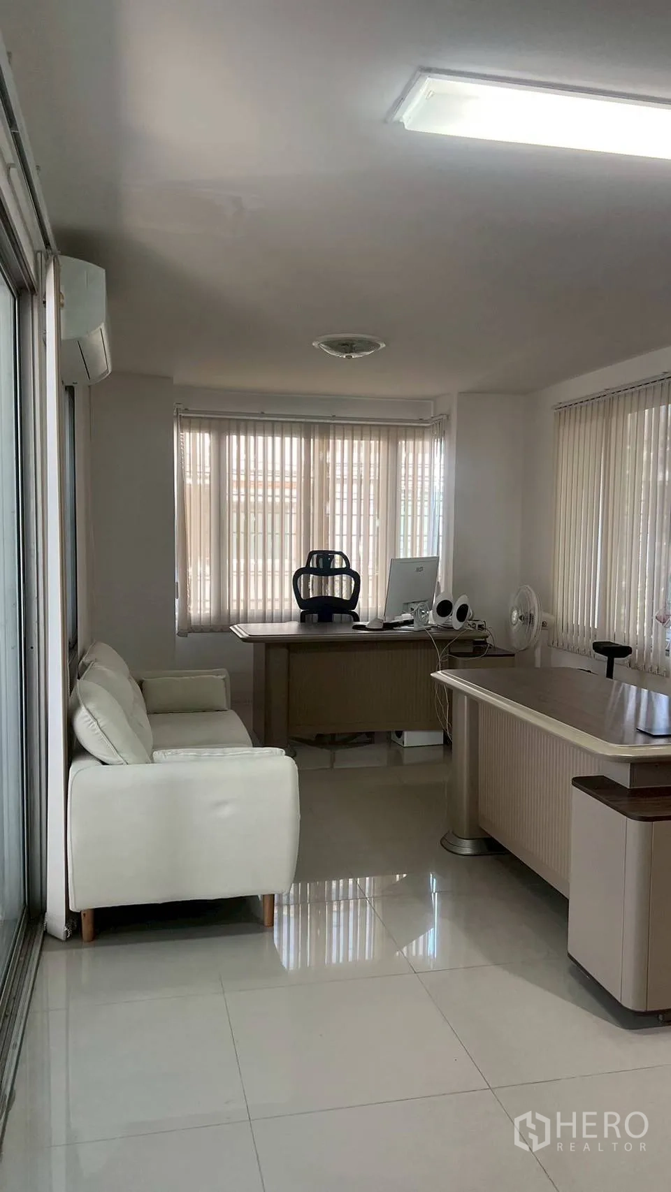 家庭办公室 for rent in Wang Thonglang, Bangkok - 行政办公室配办公桌、沙发和百叶窗。