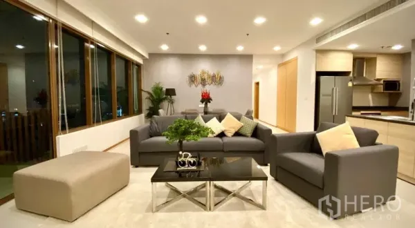 คอนโด ให้เช่าในKhlong Toei, Bangkok - ห้องนั่งเล่นแบบโอเพ่นแปลน โซฟาสีเทา โต๊ะกลางกระจก เชื่อมต่อมุมทานอาหาร