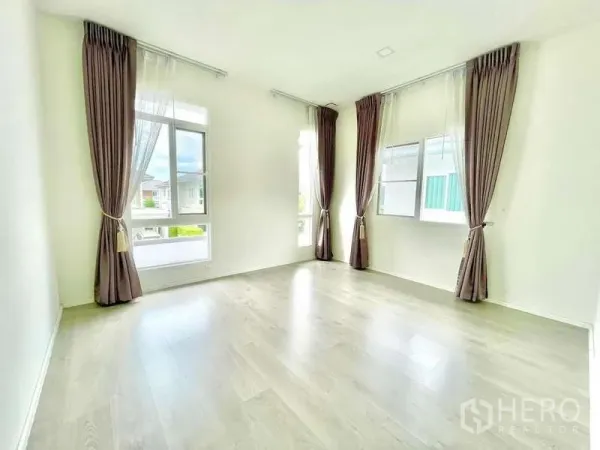 บ้าน ให้เช่าในPrawet, Bangkok - ห้องนอนมุมสว่าง มีหน้าต่างบานใหญ่ ผ้าม่านโปร่ง และพื้นไม้โทนอ่อน.