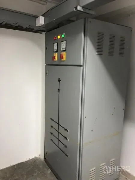 办公空间 出租在Huai Khwang, Bangkok - 办公楼机房内的电力控制柜