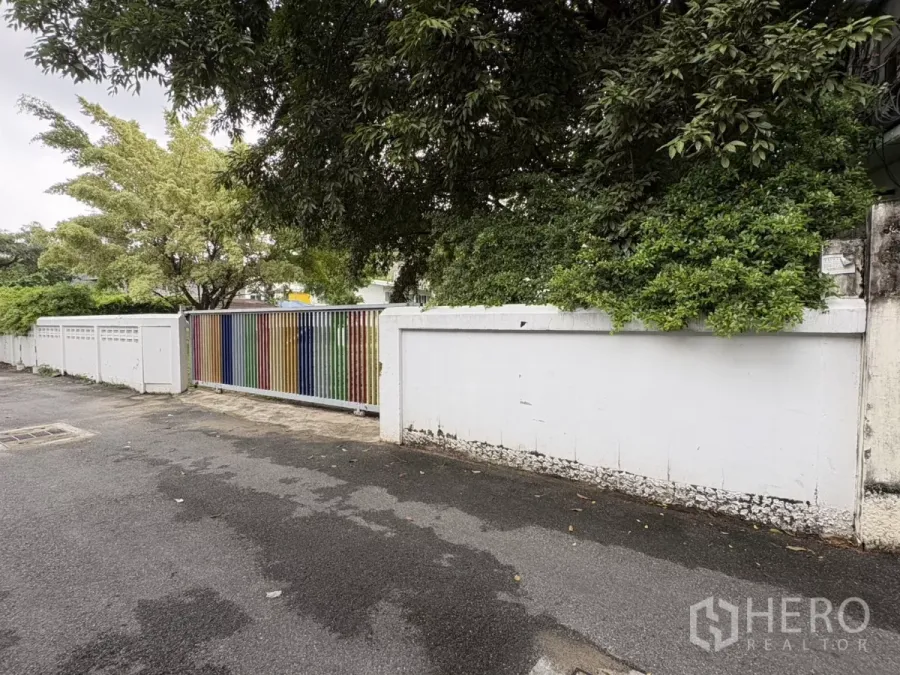 ที่ดิน ให้เช่าในWatthana, Bangkok - ซอยเงียบย่านเอกมัย มีกำแพงปูนสีขาวและประตูเลื่อนสีสัน เปิดสู่แปลงที่ดินร่มรื่น