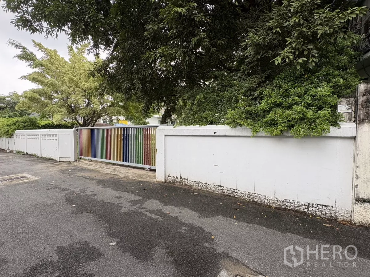 ที่ดิน ให้เช่าในWatthana, Bangkok - ซอยเงียบย่านเอกมัย มีกำแพงปูนสีขาวและประตูเลื่อนสีสัน เปิดสู่แปลงที่ดินร่มรื่น