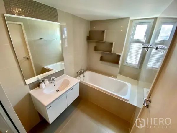 คอนโด ให้เช่าในWatthana, Bangkok - ห้องน้ำสว่างมีอ่างอาบน้ำ อ่างล้างหน้า ช่องวางของ และหน้าต่างบานเกล็ด