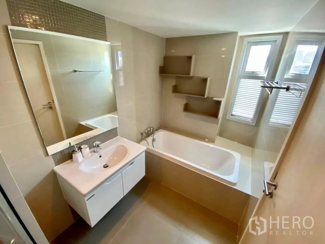 คอนโด ให้เช่าในWatthana, Bangkok - ห้องน้ำสว่างมีอ่างอาบน้ำ อ่างล้างหน้า ช่องวางของ และหน้าต่างบานเกล็ด