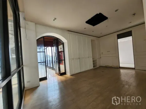 Office Space for rent in Yan Nawa, Bangkok - Reception area with arched glass doorway and built-in cabinetry.