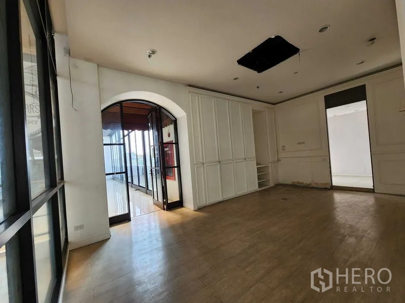 Office Space for rent in Yan Nawa, Bangkok - Reception area with arched glass doorway and built-in cabinetry.