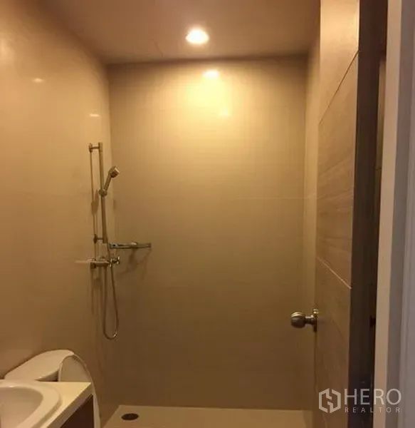 คอนโด ให้เช่าในKhlong San, Bangkok - ห้องน้ำที่สองพร้อมพื้นที่อาบน้ำแบบวอล์กอิน ไฟฝัง และโถสุขภัณฑ์