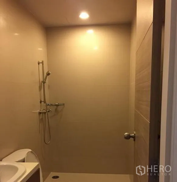 คอนโด ให้เช่าในKhlong San, Bangkok - ห้องน้ำที่สองพร้อมพื้นที่อาบน้ำแบบวอล์กอิน ไฟฝัง และโถสุขภัณฑ์