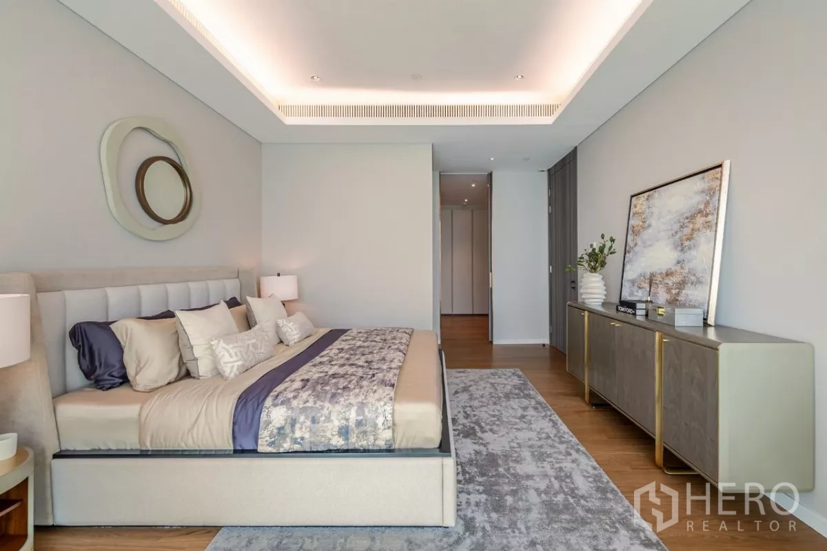 Condominium for rent or sale in Pathum Wan, Bangkok - Spacious master bedroom with console cabinet and soft cove lighting above.