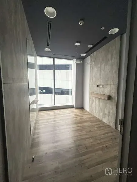 สำนักงาน ให้เช่า - ห้องประชุมขนาดกะทัดรัด หน้าต่างสูงจรดเพดานและชั้นวางบิลท์อิน