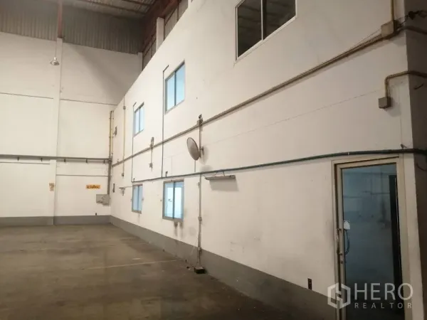 工厂 出租或出售在Bang Phli, Samut Prakan - 仓库内墙面，设有窗户、管线及通往办公室的玻璃门