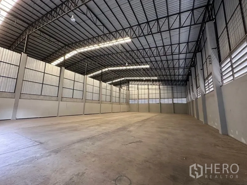 货栈 出租在Bang Pa-in, Phra Nakhon Si Ayutthaya - 宽敞储物大厅，照明充足，墙体高大，混凝土地坪适合货架和大宗存放。