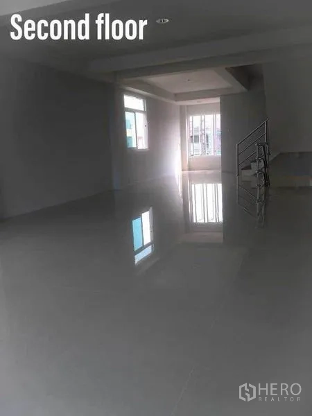 สำนักงานที่บ้าน ให้เช่าในMin Buri, Bangkok - พื้นที่ชั้นสองกว้างโปร่ง พื้นกระเบื้องเงาและช่องแสง